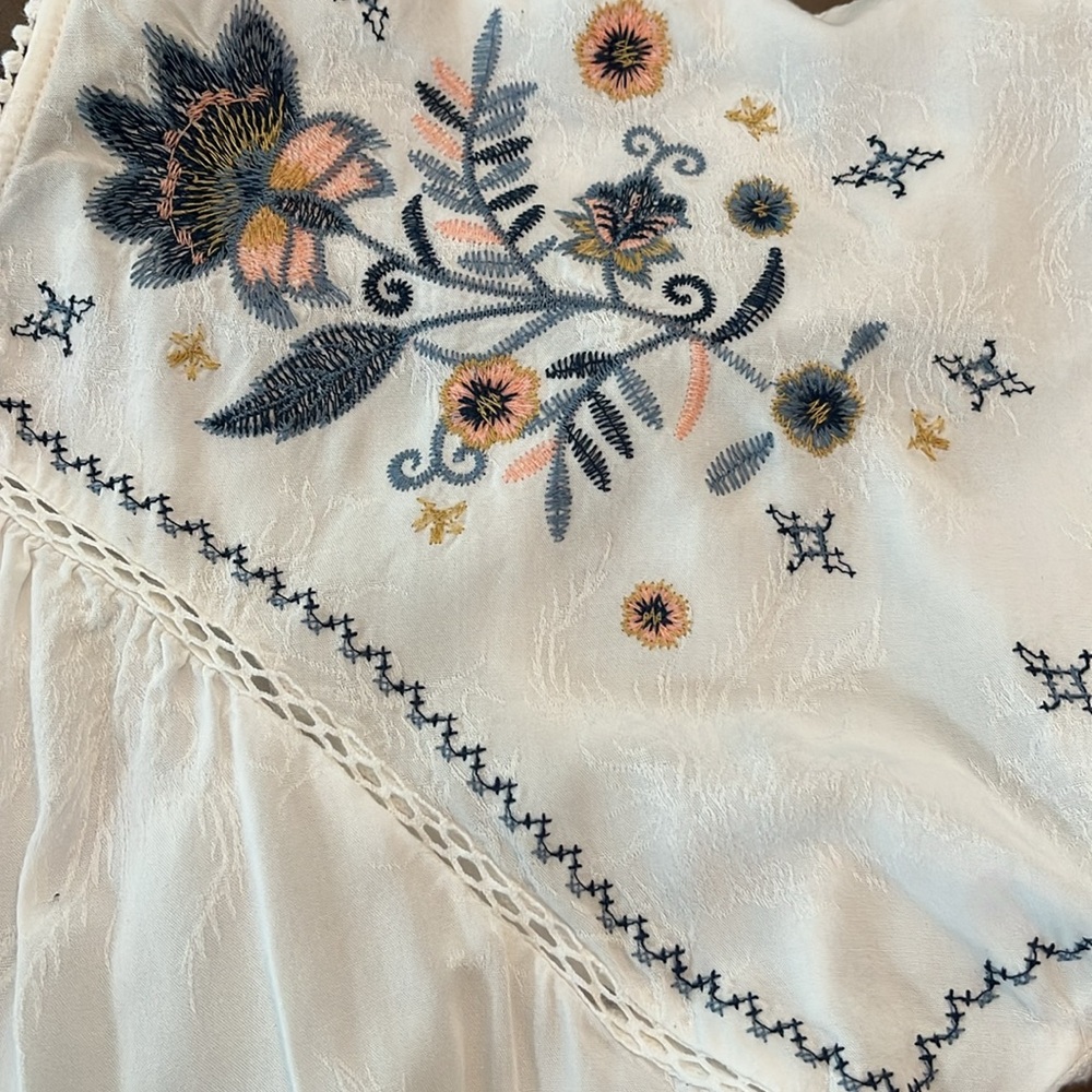 Knox Rose gorgeous embroidered top - Picture 5 of 8